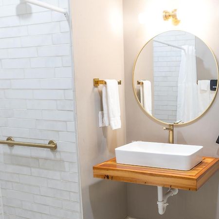 Hotel Whiskey In Паскагула Экстерьер фото